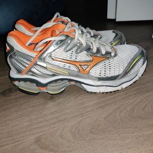 Women's Mizuno Sneakers size 8.5